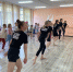 Сотни детей Сызрани синхронно повторяли танец красивых девушек и стильных парней - КТВ-ЛУЧ