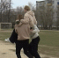 В Сызрани ученики бегали у школы с девушками на руках - КТВ-ЛУЧ