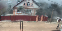 Мужчина обгорел, пытаясь потушить пожар в собственном доме - видео с моментом ЧП - КТВ-ЛУЧ