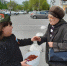 В Сызрани маленькая девочка к 80-летию Победы сделала 80 украшений и раздает их на улицах - КТВ-ЛУЧ