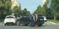 В центре Сызрани встретились черный и белый кроссоверы - КТВ-ЛУЧ