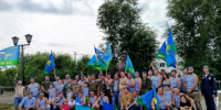 Это уже ритуал! В Сызрани десантники пришли к легендарному «дяде Васе» - фото - КТВ-ЛУЧ