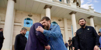 Губернатор Вячеслав Федорищев в Чечне передал Рамзану Кадырову фото отца - КТВ-ЛУЧ