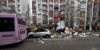 В Самарской области водитель автобуса уронил дерево на припаркованную легковушку - КТВ-ЛУЧ