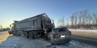 Водитель кроссовера влетел в коммунальную машину из-за чужой ошибки - КТВ-ЛУЧ