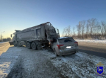 Водитель кроссовера влетел в коммунальную машину из-за чужой ошибки