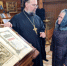 Игумен Марк показал своим прихожанам книгу весом в 9 килограмм - КТВ-ЛУЧ