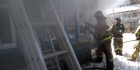 Десятки метров огня и люди в противогазах: в Новодевичье сгорел жилой дом - фото с места ЧП - КТВ-ЛУЧ
