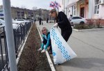 Мэра Ревина заметили с инструментом на субботнике в городе Октябрьске